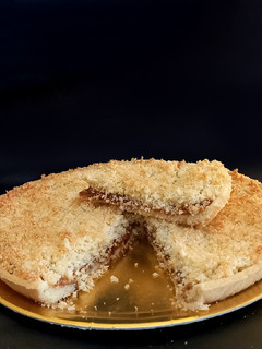 Una foto de Torta crocante de coco y dulce de leche