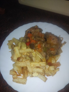 Una foto de Estofado de pollo con berenjena y papas