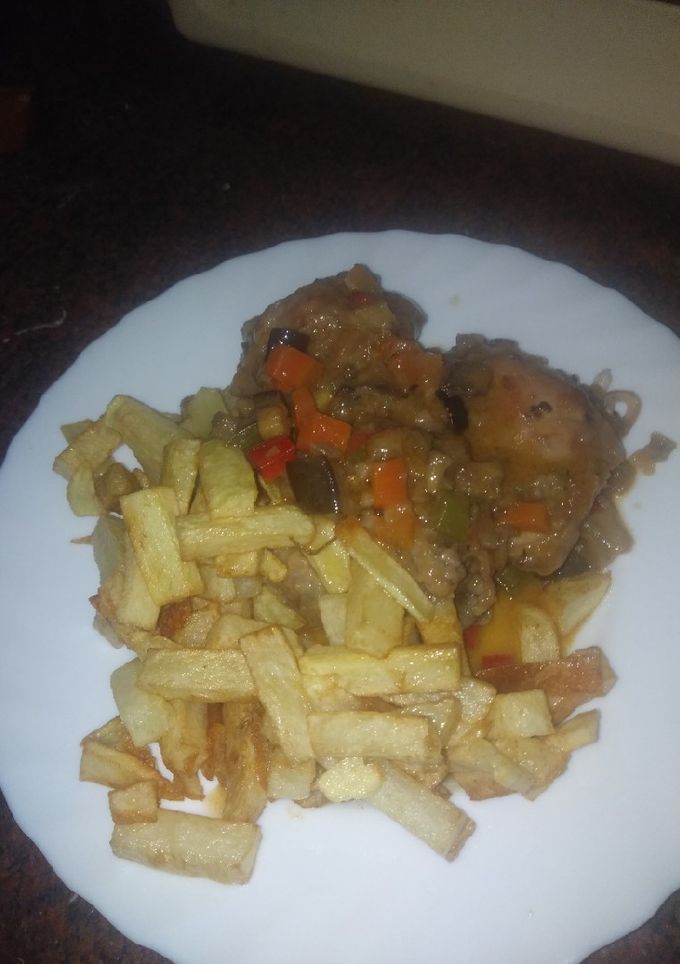 Una foto de Estofado de pollo con berenjena y papas