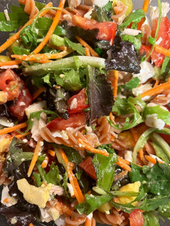 Una foto de Ensalada completa 🍅🥬🥑🥕