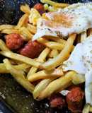 Cazuela de patatas y huevos fritos con chistorra