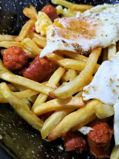 Una foto de Cazuela de patatas y huevos fritos con chistorra