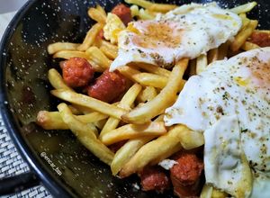Foto principal de Cazuela de patatas y huevos fritos con chistorra