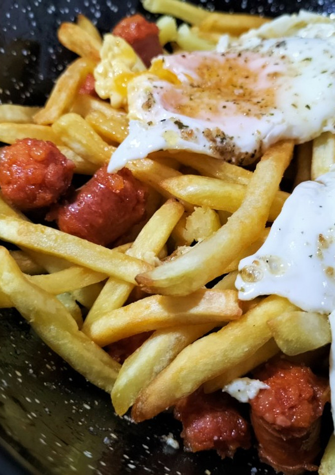 Una foto de Cazuela de patatas y huevos fritos con chistorra