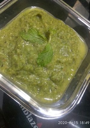 A picture of Raw mango mint chutney.