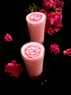 रोज़ मिल्क शेक (Rose milk shake recipe in hindi) रेसिपी मुख्य फोटो