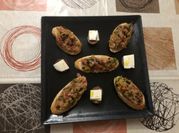 Una foto de tostadas con jamón serrano