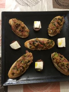 Una foto de Tostada de calabacín bacon y choricito de mi pueblo