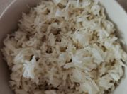 Una foto de arroz con caldo de cocido