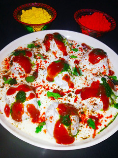 उड़द दाल के दही भल्ले (urad dal ke dahi bhalle recipe in Hindi) रेसिपी मुख्य फोटो