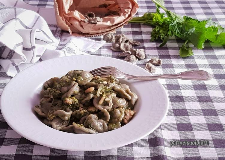 Orecchiette di grano arso con cime di rapa e salsiccia