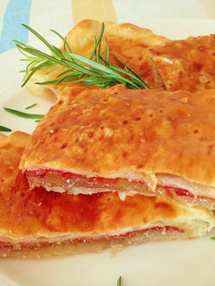 Una foto de Hojaldre relleno de jamón ibérico y cabello de ángel