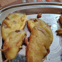 A picture of Baingan pakoda.
