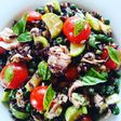 Insalata di riso venere con tonno e verdure
