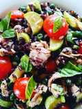 Insalata di riso venere con tonno e verdure