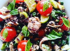 Foto di Insalata di riso venere con tonno e verdure