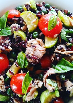 Foto di Insalata di riso venere con tonno e verdure