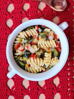 Una foto de Fideos con zapallitos 🍝 técnica "one pot pasta"