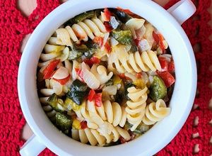 Una foto de Fideos con zapallitos 🍝 técnica "one pot pasta"