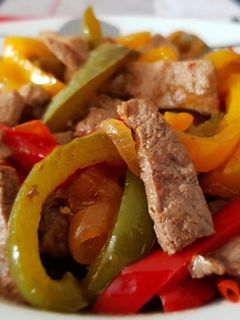 Una foto de Ternera con pimientos tricolor en salsa teriyaki