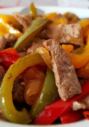 Foto principal de Ternera con pimientos tricolor en salsa teriyaki