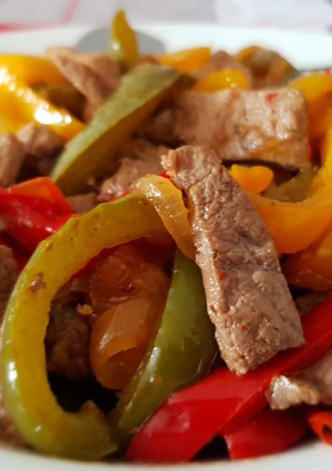 Una foto de Ternera con pimientos tricolor en salsa teriyaki