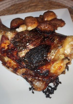 Una foto de Dorada al horno rellena de queso y bacon