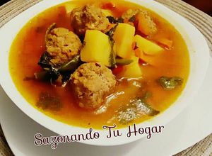 Una foto de Albondigas con papas y zanahoria😋😋