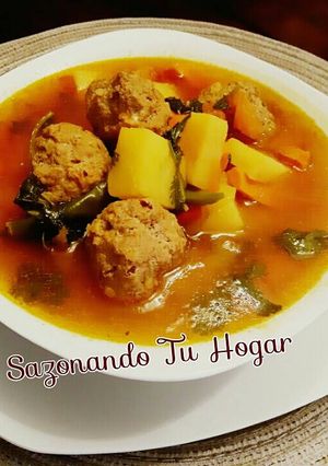 Una foto de Albondigas con papas y zanahoria😋😋