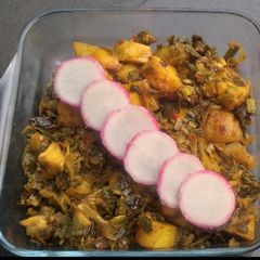 A picture of Aloo pyaz.