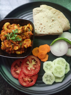 કાજુ ગાંઠિયા નું શાક (Kaju Ganthiya Shak Recipe In Gujarati) રેસીપી મુખ્ય ફોટો