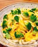 Mì Udon sốt kem bí đỏ và bông cải xanh