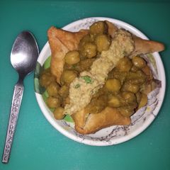 A picture of Samosa chhola.