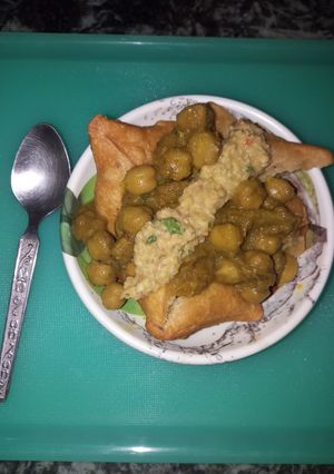 A picture of Samosa chhola.