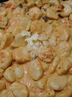 Házi gnocchi tejszínes-paradicsomos szósszal recept fotója
