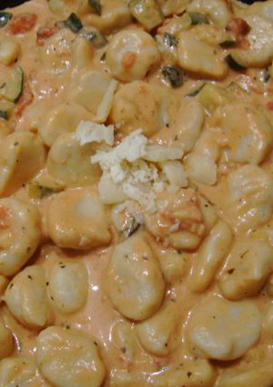 Házi gnocchi tejszínes-paradicsomos szósszal recept fotója
