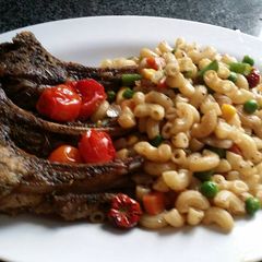 A picture of Macaroni with vegetables.