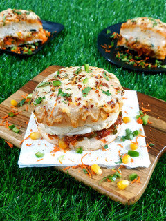 સ્ટફ્ડ બર્ગર પિઝા (Stuffed burger pizza recipe in Gujarati) રેસીપી મુખ્ય ફોટો