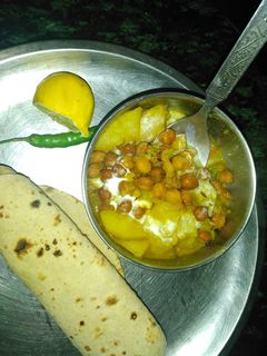 आलू चना सब्जी (Aloo chana sabzi recipe in hindi) रेसिपी मुख्य फोटो