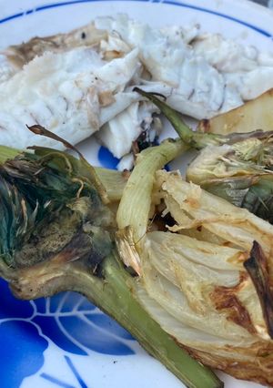 Une photo de Dorade, artichaut et fenouil grillés