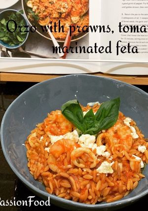 Une photo de Orzo à la tomate, crevettes et feta marinéeRecette du chef ottolenghi@4PassionFood