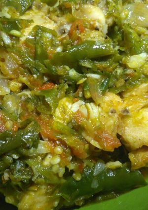Foto resep Telur dan Ayam Kaldu Cabe Hijau Pedas