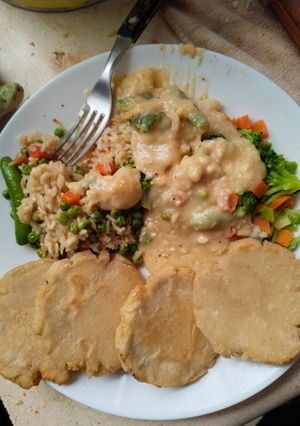 Una foto de Arroz y con verduras y pure de papa a 2 quesos y tortitas de mazeca