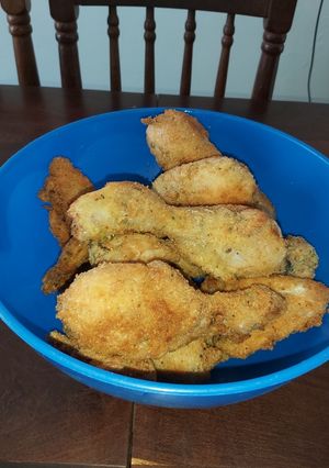 Una foto de Pollo frito, con arroz saborizado
