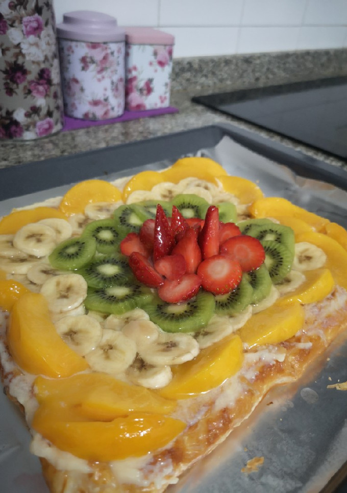 Una foto de Tarta de frutas y hojaldre