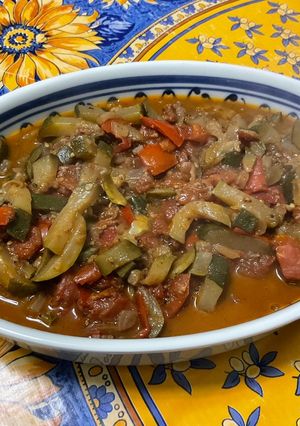 Une photo de Courgettes et tomates, oignon rouge au bouillon de gambas