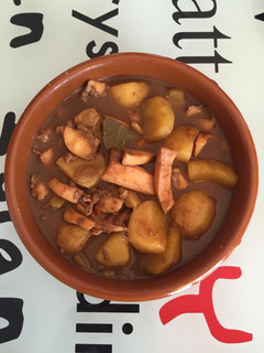 Una foto de Sepia con patatas y chocolate
