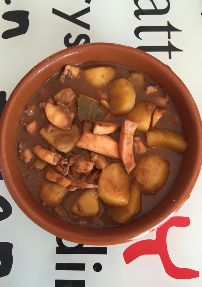 Una foto de Sepia con patatas y chocolate