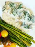 Salmón con salsa de queso azul y espinacas