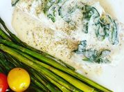 Una foto de pescado con crema y queso azul